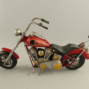 Motocicleta Chopper roja vintage, modelo de metal clásico antiguo, juguete, idea de regalo de la vieja escuela.