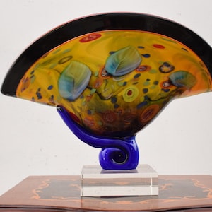 Może przedstawiać: Zestaw trzech ceramicznych kubków z nakrapianym, matowym wykończeniem. Kubki są w odcieniach kremu, jasnoszarym i ciemnoszarym. Każdy kubek ma prosty, minimalistyczny design, idealny do kawy lub herbaty.