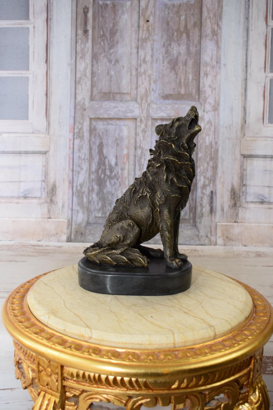 大理石の台座に置かれたブロンズ製の遠吠えする狼の彫刻 - ホーム