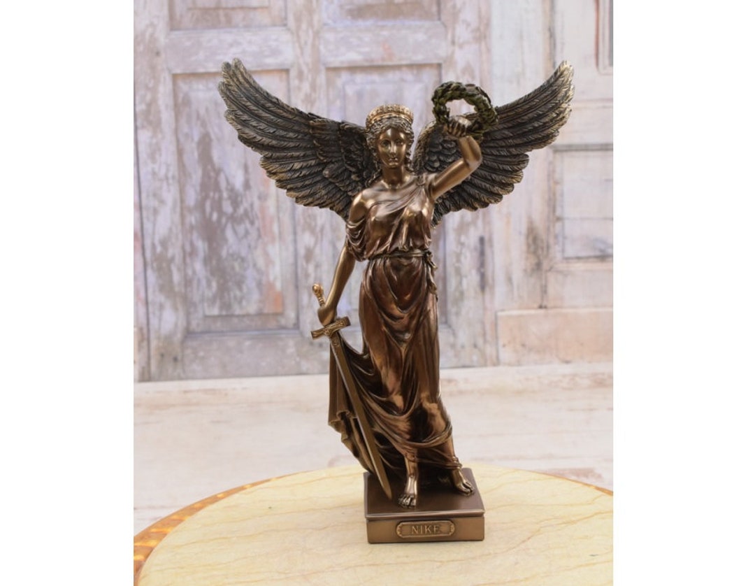 月桂樹を抱く女神ニケ - 神話の彫像 - ヴィクトリア朝のローマの女神