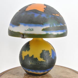 Lampa w stylu limitowanym – Lampa biurkowa w stylu Emile&#39;a Gallé z motywami botanicznymi i górskimi – Lampa stołowa ze szkła secesyjnego, prezent w stylu vintage