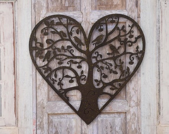 Rustikales Wandbild aus Metall in Herzform: Lebensbaum, handgefertigte Dekoration (61 x 60 cm)