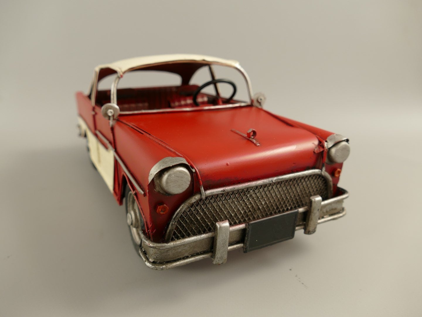 Red vintage car toy - .de