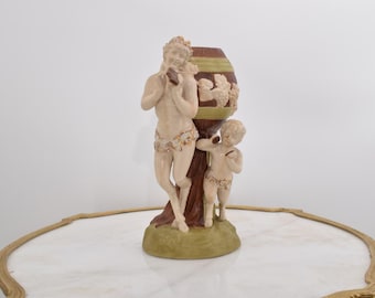 Vaso in ceramica con ninfa e cherubini: urna romantica in stile vintage, pezzo d'arredo artistico, elemento decorativo per la casa di ispirazione antica