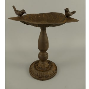 Vintage Style Wrought Iron Birdbath: Garden Decor with Bird Figurines
