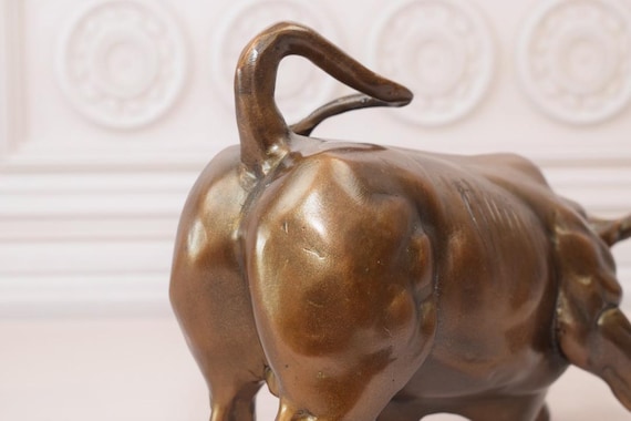 ウォールストリート・ブルのブロンズ像：富の象徴（20 x 31 cm