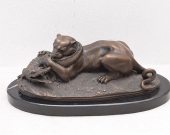 Bronze Tiger Devouring Gavial Statue – Realistic Predator Sculpture – Dramatic Wildlife Art – Vintage Decorative Figure