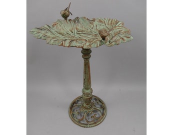 Vintage Style Cast Iron Birdbath: Outdoor Garden Feeder