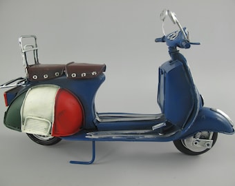 ベスパ　ヴィンテージ玩具　当時物 Amazon.co.jp: オートバイモデル 1:18 Vespa 200 1967