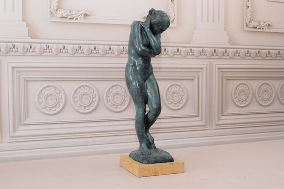 ブロンズ女性像 大理石台座 大理石の台座に置かれた大きな女性エヴァ・アクトのブロンズ像