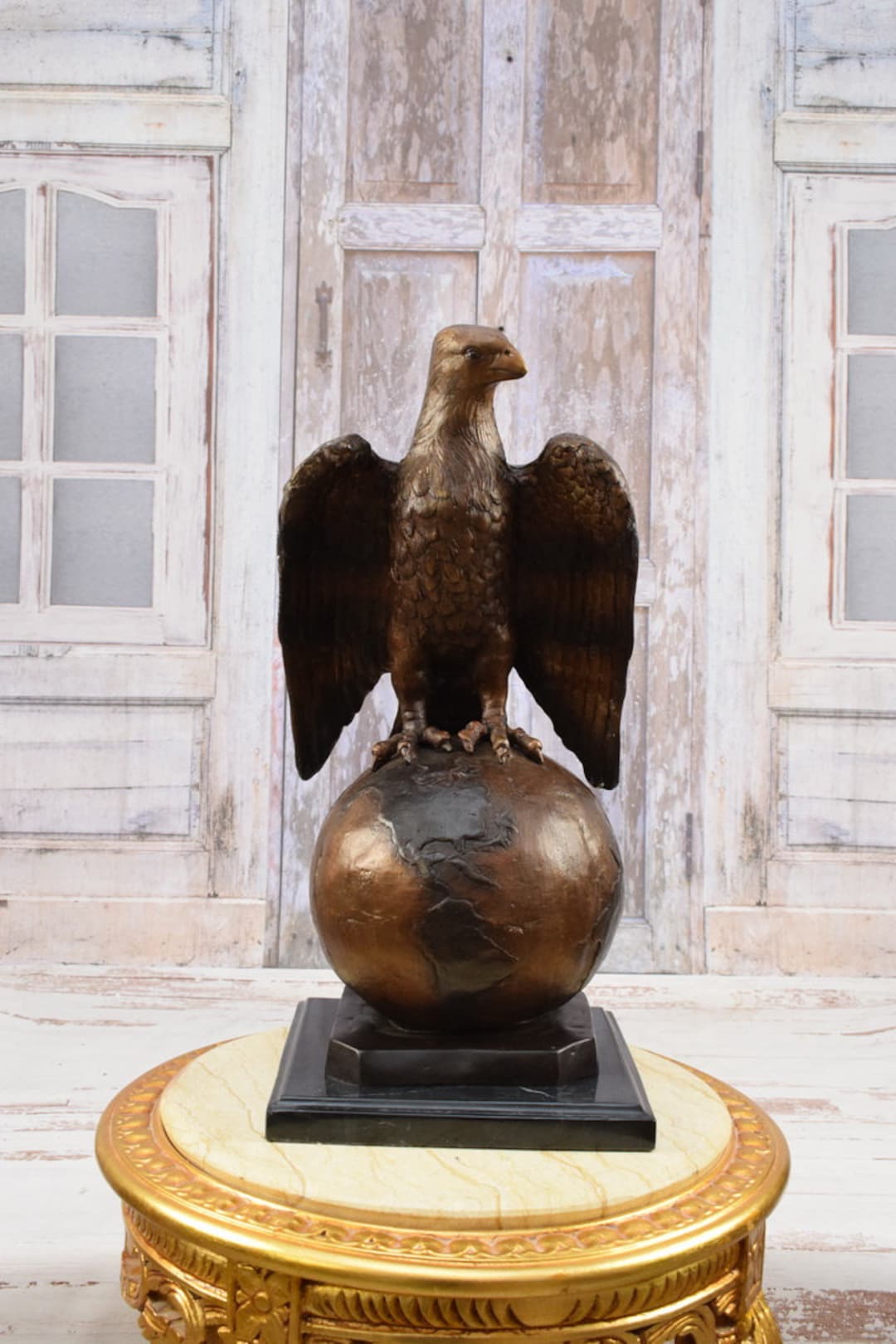 ブロンズ像イーグル　鷲　H 約29㎝　重さ1870ｇ 地球儀上の鷲のブロンズ像 - 頑丈で重厚な彫刻 - 大きな鷲の置物