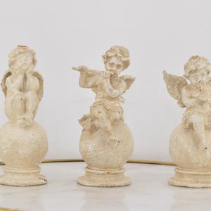 Estatua de tres ángeles de hierro fundido – Escultura rústica de ángel macizo y pesado – Decoración para jardín o hogar – Figura antigua – Idea de regalo espiritual