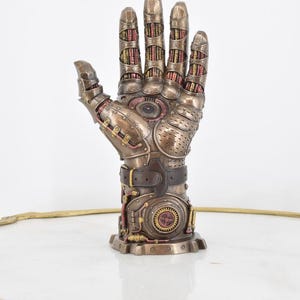 Statuetta a forma di mano in stile steampunk: statua in metallo bronzo, decorazione unica per la casa (23 cm)