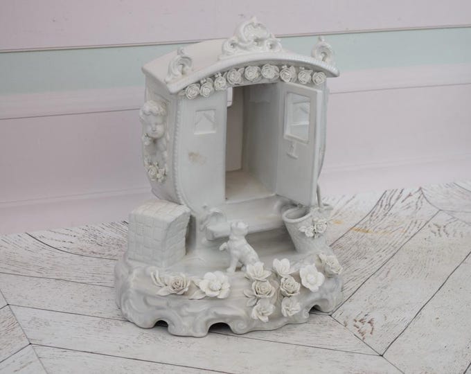 Porcelain figurine – French-style cherubs in a sedan chair | Romantic home & garden decor | Elegant vintage porcelain art