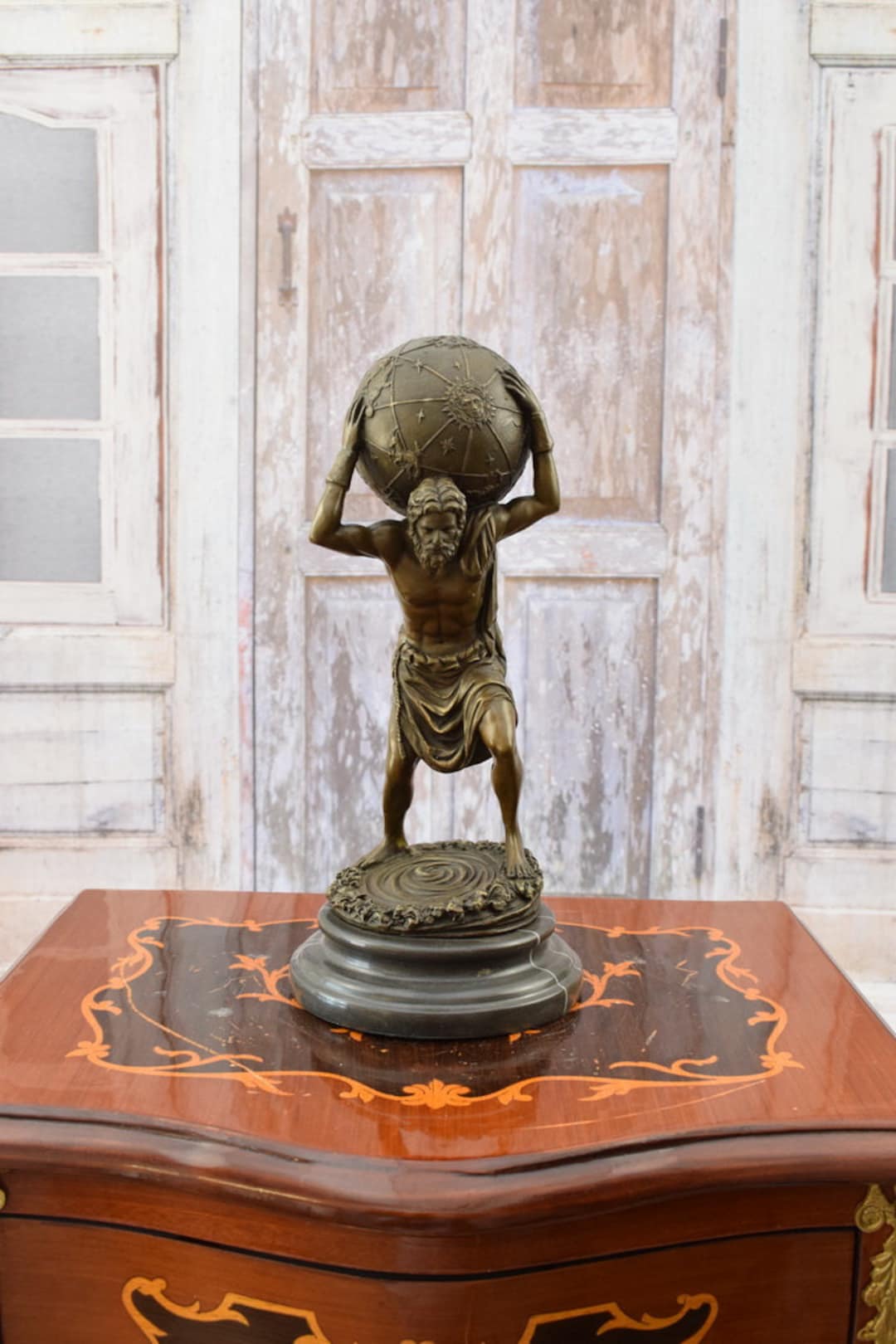 地球儀を運ぶアトラスブロンズ彫刻 – 神話の人物ギフト - Etsy 日本