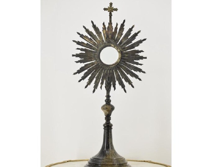Antique Silver-Plated Monstrance – Unique Vintage Religious Art – Elegant Ecclesiastical Decor – Collectible Sacred Artifact