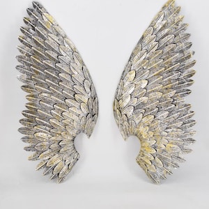 素朴な金属製天使の羽のウォールアート：シルバーとゴールドの手作り装飾