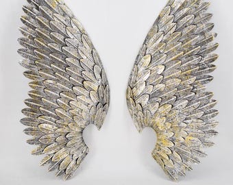 Arte de parede rústica com asas de anjo em metal: decoração artesanal em prata e dourado.