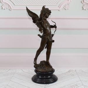 Große Statue ! Amor mit Schleife - Cherub Bronze Skulptur auf Marmorsockel - Einzigartige Vintage Figur - Geflügelter Engel - Haus und Garten Dekoration