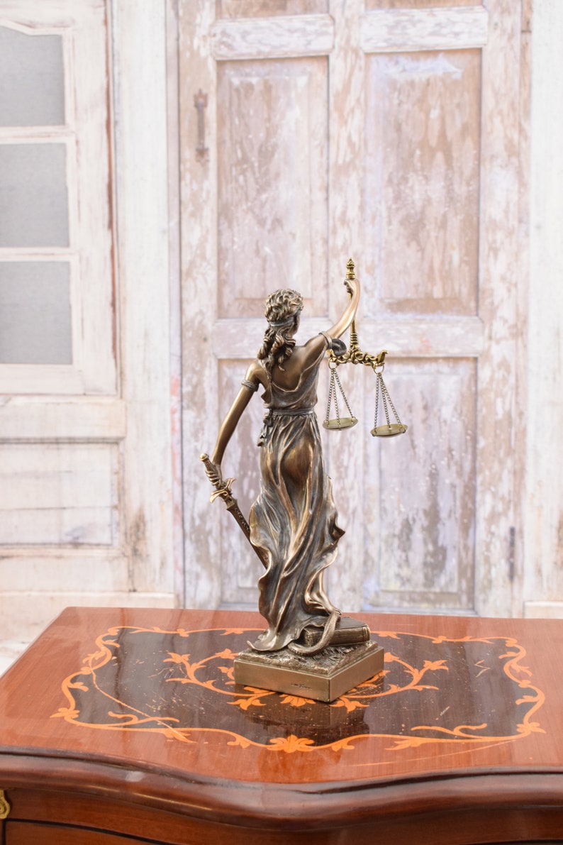 Justitia Skulptur Figur Kunstwerk Statue Geschenk für Jurist und Richter Statue Justitia Wohnkultur Geschenkidee Bild 6