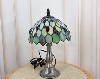 Elegant Stained Glass Table Lamp - Art Nouveau Design