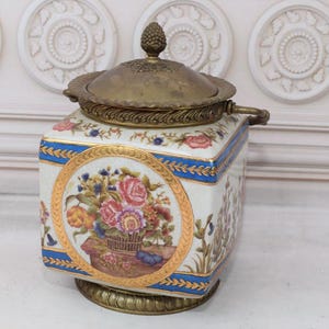 Antieke porseleinen doos met bloemenornamenten - bronzen ornamenten - keukendecoratie - sieradendoos - gieterijmerk - exclusieve kist - woondecoratie