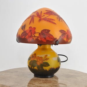 Lampa w stylu Emile&#39;a Gallé&#39;a – Lampa biurkowa z motywami botanicznymi – Szklana lampa stołowa w stylu secesyjnym, prezent w stylu vintage do domu i biura