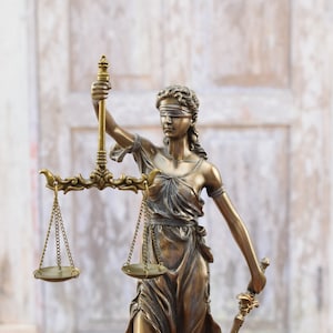 Justitia Skulptur Figur Kunstwerk Statue Geschenk für Jurist und Richter Statue Justitia Wohnkultur Geschenkidee Bild 5