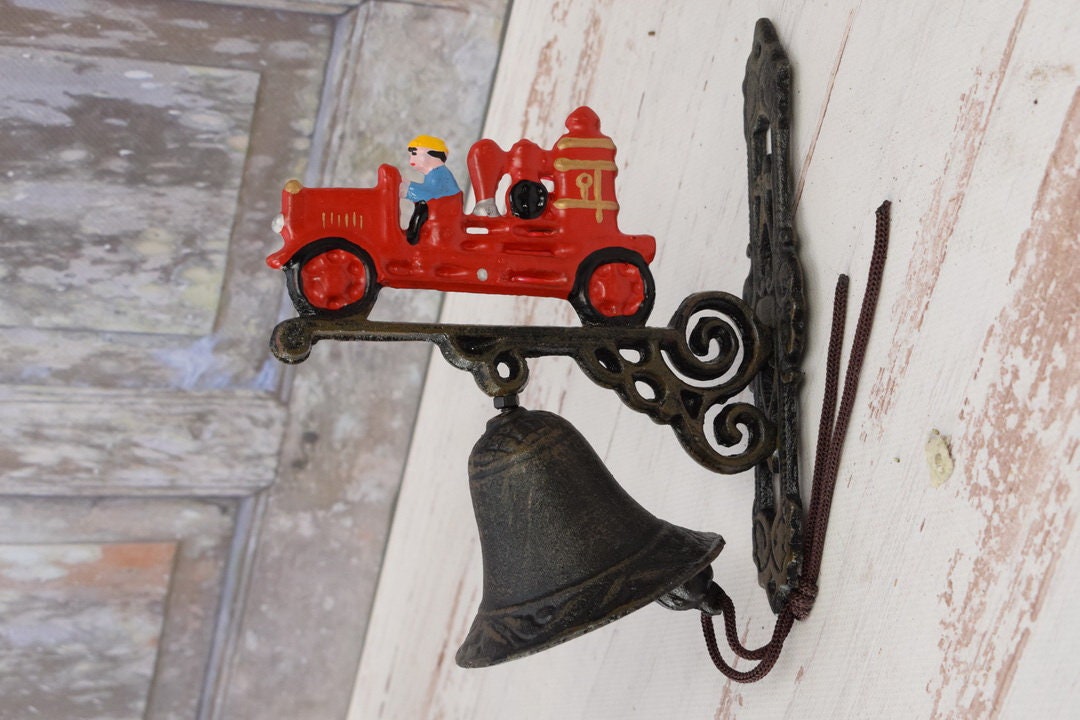 消防隊の物でしょうか？　鉄製の吊り鐘　ベル
