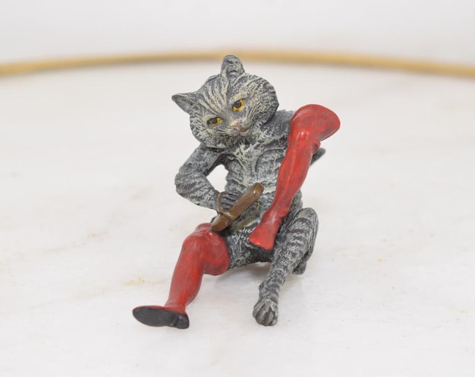 Bronze Cat Polishing Boots Figurine – Vienna Bronze Style Sculpture – Whimsical Collectible Feline Art – Unique Gift Decor