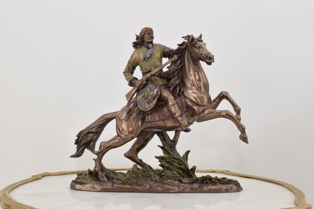 ネイティブアメリカンの戦士の彫刻 – 馬に乗って羽根飾りをつけた頭