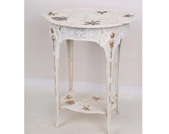 Mesa de centro de hierro fundido con diseño floral: decoración rústica vintage en blanco y dorado.