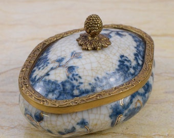 青い磁器の小箱 - 花のデザイン - ブロンズの装飾品 - ヴィンテージの
