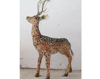 Excellente très grande figurine de cerf en fer - Cerf rustique - Beaux détails et belles couleurs - Statue de chasseur pour le jardin - Cadeau fait main