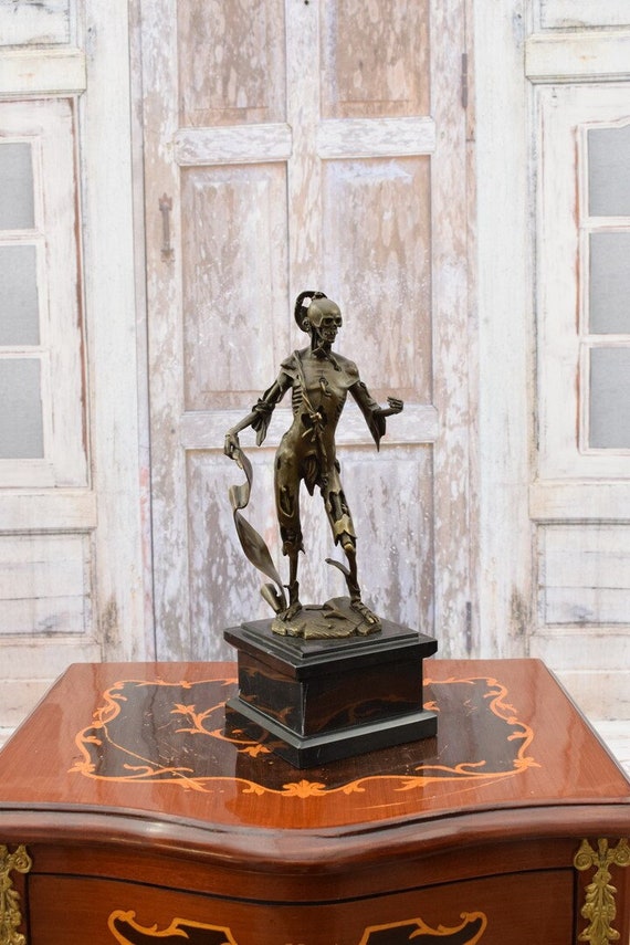 Squelette humain en bronze patiné sur une base à piédouche de marbre noir - Alain.R.Truong