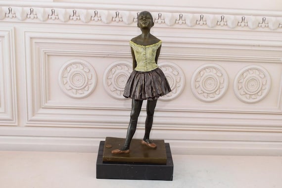 ドガ様式のブロンズ製ダンサー像 - 大理石の台座に置かれた