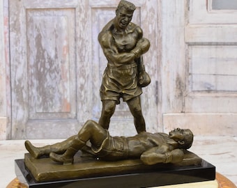 大理石の台座に立つ2人の戦うボクサーのブロンズ彫刻 - スポーツ