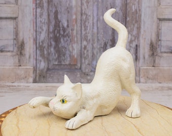 Cast Iron White Cat Sculpture: Vintage Garden Decor, Exclusive Gift