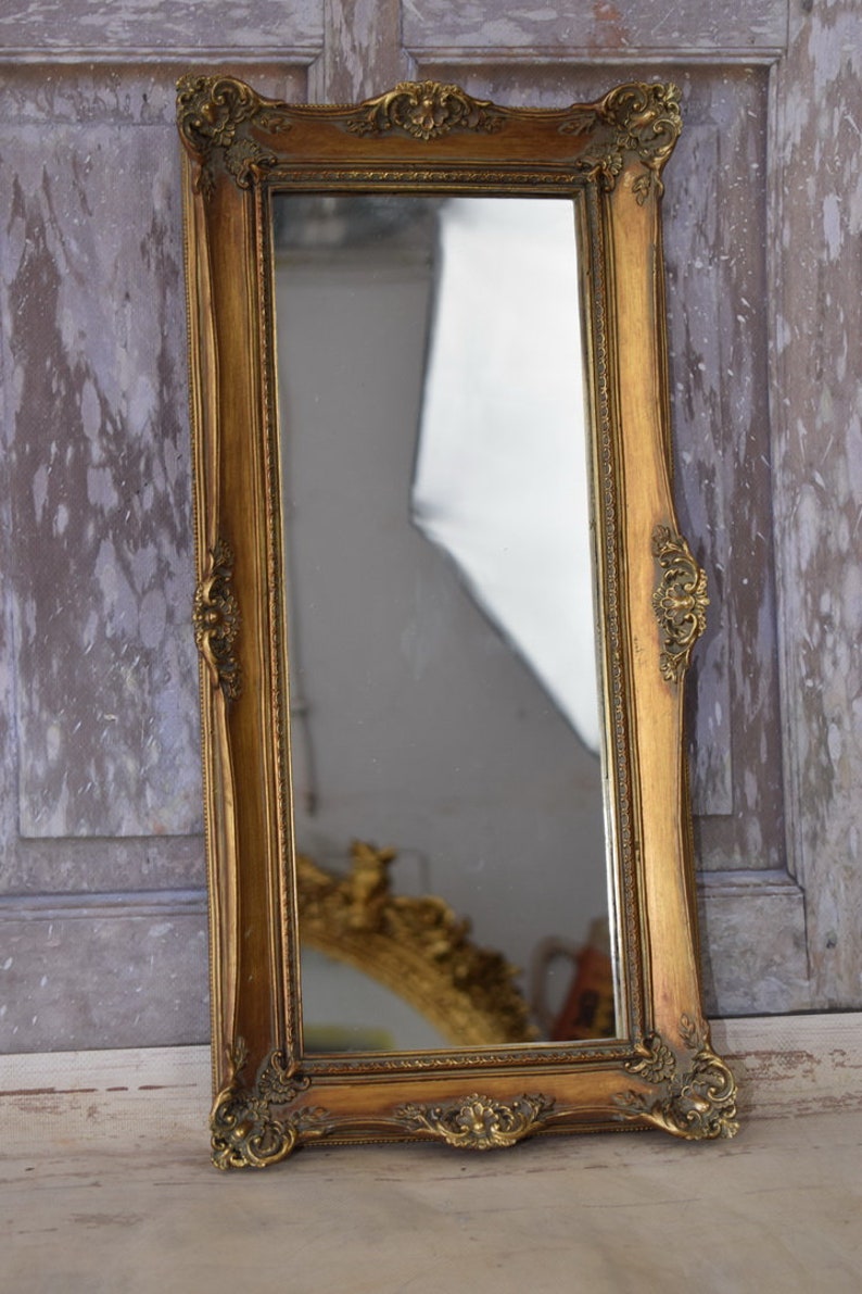 Elegante espejo dorado