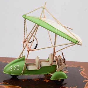 Ala delta motorizada de metal vintage - Increíble ala delta verde, antigua y emblemática - Juguete de metal - Idea de regalo de la vieja escuela - Decoración del hogar