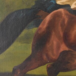 Pu&ograve; includere: Dipinto a olio raffigurante un cavallo marrone in movimento, con una coda scura e gli abiti di un cavaliere visibili. Lo sfondo presenta tonalit&agrave; verdi e gialle, che suggeriscono un paesaggio. L'opera d'arte ha uno stile classico.