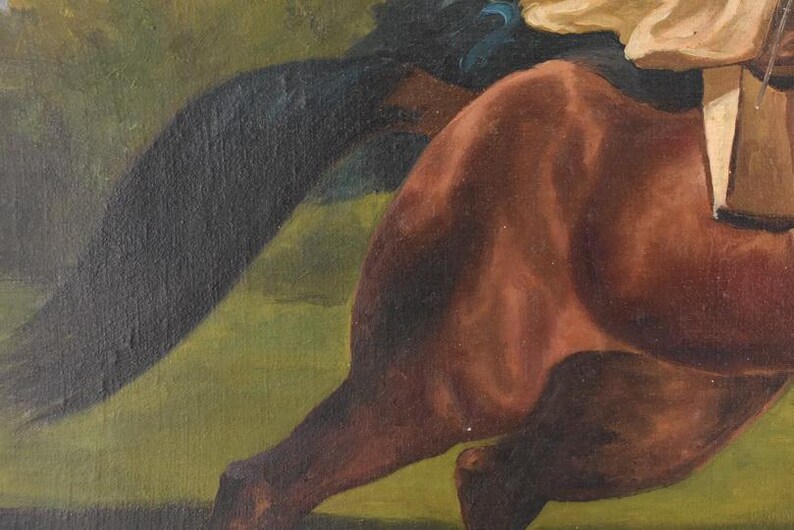 Pu&ograve; includere: Dipinto a olio raffigurante un cavallo marrone in movimento, con una coda scura e gli abiti di un cavaliere visibili. Lo sfondo presenta tonalit&agrave; verdi e gialle, che suggeriscono un paesaggio. L'opera d'arte ha uno stile classico.