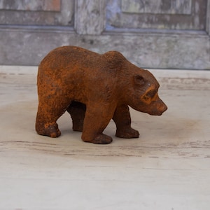 Vintage Cast Iron Bear Statue: Rustic Home & Garden Decor