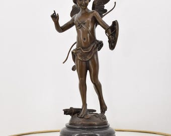Escultura de bronce Art Déco de Cupido: Ángel con lanza y escudo.
