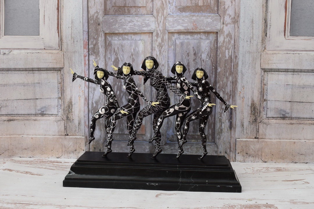 デメトル・チパルス・レ・ガールズ ブロンズ像: アールデコ様式