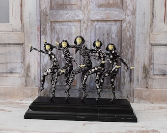 デメトル・チパルス・レ・ガールズ ブロンズ像: アールデコ様式