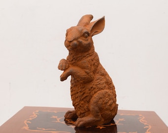 Gusseisen Lustiger sitzender Hase - Gekleideter Hase - Erstaunliche Gartenstatue - Rustikale Figurine sitzender Hase -Geschenkidee für Garten