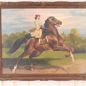 Pu&ograve; includere: Un dipinto ad olio antico in una cornice di legno scuro raffigura una persona che cavalca un cavallo marrone che si impenna. Il cavaliere indossa un cappotto giallo e un cappello rosso. Lo sfondo mostra un campo verde e alberi sotto un cielo blu.