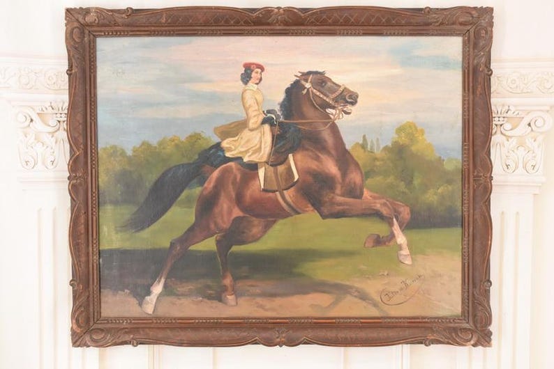 Pu&ograve; includere: Un dipinto ad olio antico in una cornice di legno scuro raffigura una persona che cavalca un cavallo marrone che si impenna. Il cavaliere indossa un cappotto giallo e un cappello rosso. Lo sfondo mostra un campo verde e alberi sotto un cielo blu.