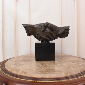 握手の石彫刻 黒い台座付き Handshake statue - Etsy 日本